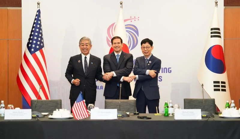 ▲ 박윤주 외교부 제1차관(오른쪽)이 11일(현지 시간) 말레이시아 쿠알라룸푸르 컨벤션센터에서 열린 한미일 외교장관 회의에 앞서 마르코 루비오 미국 국무장관(가운데), 이와야 다케시 일본 외무대신과 기념 촬영하고 있다. Thứ trưởng thứ nhất Bộ Ngoại giao Hàn Quốc Park Yoonjoo (bên phải) đã chụp ảnh kỷ niệm với Ngoại trưởng Mỹ Marco Rubio (chính giữa) và Bộ trưởng Bộ Ngoại giao Nhật Bản Iwaya Takeshi trong cuộc họp cấp ngoại trưởng 3 bên diễn ra ở Trung tâm Hội nghị Kuala Lumpur, Malaysia. (Ảnh: Bộ Ngoại giao Hàn Quốc - 외교부)