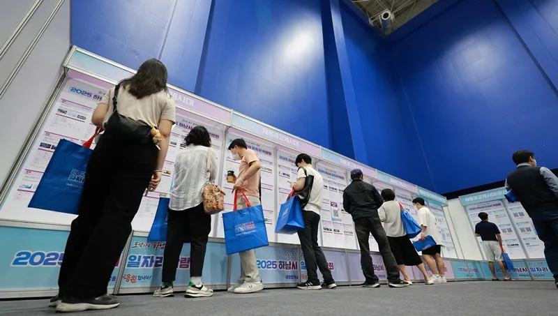 ▲ 사진은 11일 열린 '2025 하남시 일자리박람회'에 참가한 구직자들의 모습. Hội chợ việc làm thành phố Hanam năm 2025 diễn ra ở Sân vận động Hanam, tỉnh Gyeonggi-do vào ngày 11/7/2025. (Ảnh: Yonhap News - 연합뉴스)