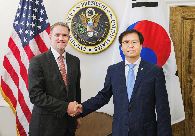 ▲ 상호관세 유예 시한(7월 8일) 이전인 지난 5일 여한구 산업통상자원부 통상교섭본부장(오른쪽)이 미국 워싱턴 D.C.에 있는 미국 무역대표부(USTR)에서 제이미슨 그리어(Jamieson Greer) USTR 대표와 한미 통상 현안에 의견을 교환했다. Bộ trưởng Thương mại Bộ Thương mại, Công nghiệp và Năng lượng Hàn Quốc (MOTIE) ông Yeo Han-koo (bên phải) và Đại diện Thương mại Hoa Kỳ Jamieson Greer thuộc Văn phòng Đại diện Thương mại Hoa Kỳ (USTR) trong buổi gặp gỡ diễn ra ở thủ đô Washington D.C., Mỹ vào ngày 5/7/2025. (Ảnh: Bộ Thương mại, Công nghiệp và Năng lượng Hàn Quốc - 산업통상자원부)