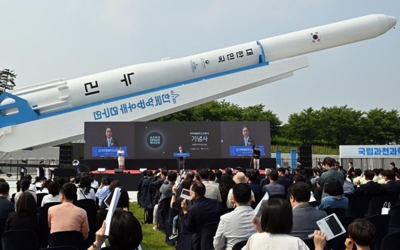 ▲ 외교부와 우주항공청이 인도네시아, 말레이시아, 태국 등 동남아 3개국과 신흥첨단기술 분야 협력을 강화하기 위해 '뉴스페이스 세미나'를 개최한다고 27일 밝혔다. 사진은 지난 5월 27일 경기 과천시 국립과천과학관에서 열린 우주항공주간 선포식. Lễ công bố “Tuần lễ Hàng không Vũ trụ” diễn ra ở Bảo tàng Khoa học Quốc gia Gwacheon, thành phố Gwacheon, tỉnh Gyeonggi-do vào ngày 27/5/2025. (Ảnh: Cơ quan Hàng không Vũ trụ Hàn Quốc - 우주항공청)