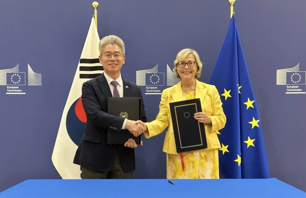 ▲ 유정현 주벨기에EU 대사(왼쪽)와 시그네 랏소 EU 집행위 연구혁신총국 부총국장이 17일(현지 시간) 벨기에 브뤼셀에서 '호라이즌 유럽' 준회원국 가입을 위한 의정서에 서명한 뒤 교환하고 있다. Đại sứ Hàn Quốc tại Bỉ và Liên minh châu Âu (EU) ông Ryu Jeonghyun (bên trái) và Phó Tổng Giám đốc Tổng cục Nghiên cứu và Đổi mới của Ủy ban châu Âu (EC) bà Signe Ratso đã chụp ảnh kỷ niệm sau lễ ký kết các nghị định thư về việc Hàn Quốc gia nhập chương trình Horizon Europe với tư cách là thành viên liên kết. (Ảnh: Yonhap News - 연합뉴스)