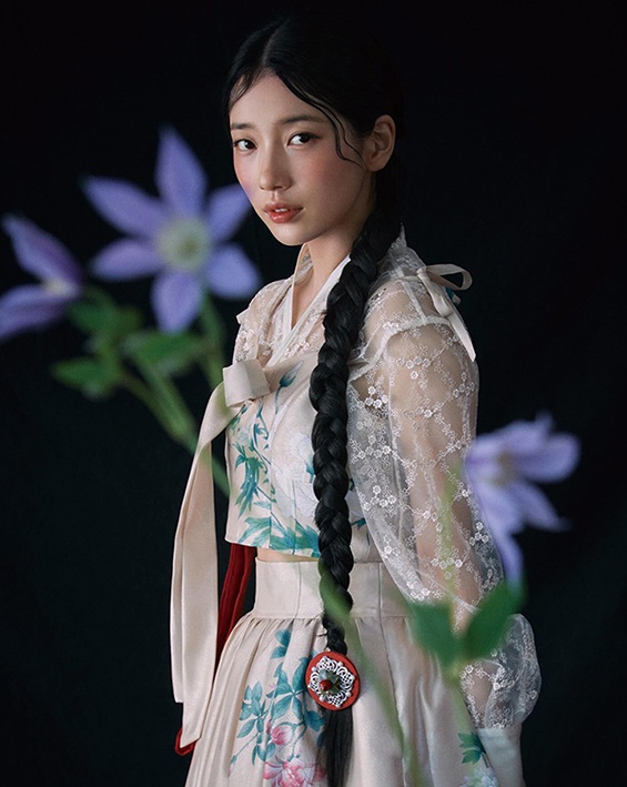 Buổi chụp hình Hanbok Wave 2023 với nữ diễn viên Hàn Quốc Suzy, với thương hiệu tham gia HAPPLY © Korea Craft and Design Foundation, 2023 Hanbok Wave.
