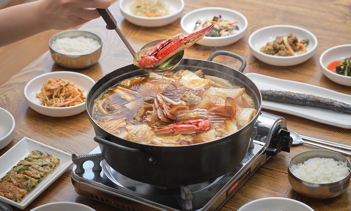Gegukji được nấu từ cua, cải thảo và kimchi