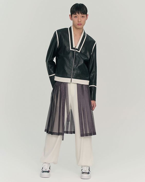 Quần jogger Daenim của SHEEN:SEOUL, quần jogger với chi tiết bo gấu, từ bộ sưu tập 2024 Hanbok Wave © Korea Craft and Design Foundation, 2024 Hanbok Wave.
