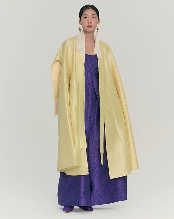 Jangot của Studio Hyeon, áo khoác dành cho phụ nữ từ bộ sưu tập 2024 Hanbok Wave © Korea Craft and Design Foundation, 2024 Hanbok Wave.
