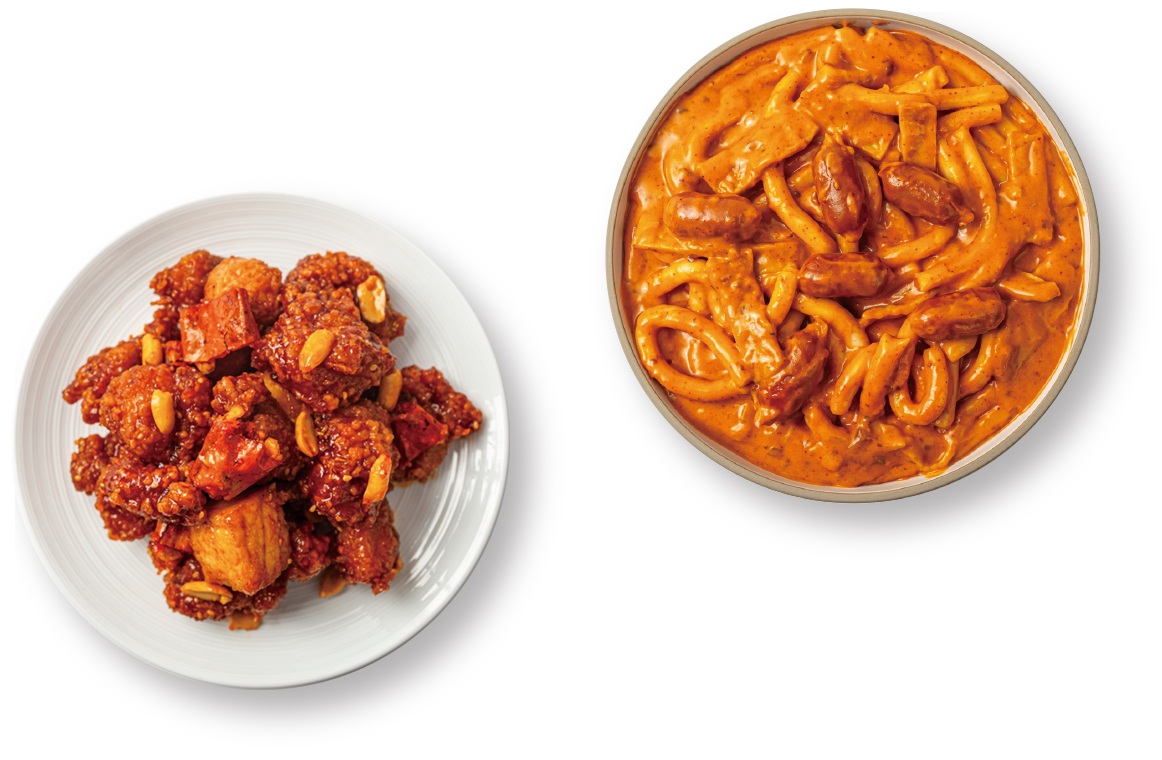 (Trái) Gà rán sốt yangnyeom: gà chiên giòn phủ sốt ngọt cay từ gochujang.(Phải) Tteokbokki: bánh gạo, xúc xích và chả cá hầm trong sốt gochujang, biến tấu với kem tươi hoặc sữa. © TongRo Images Inc.