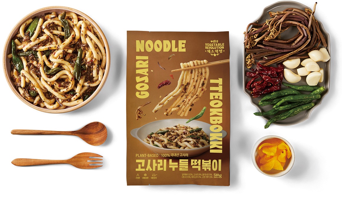 Tteokbokki mì gosari (bánh gạo xào) từ Badcarrot, nổi bật với các món thuần thực vật sử dụng dương xỉ làm nguyên liệu chính. / © Badcarrot.