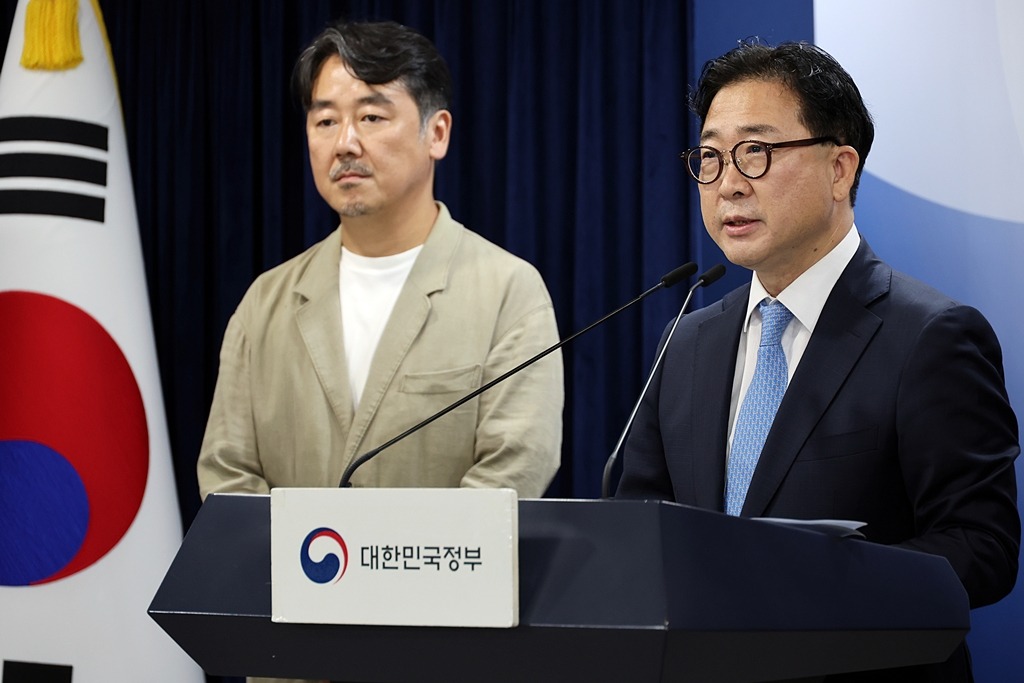 ▲ 김한수 행정안전부 의정관(오른쪽)이 13일 서울 종로구 정부서울청사에서 광복 80주년 경축식과 이재명 대통령 국민임명식 개최와 관련한 브리핑을 하고 있다. Một buổi họp báo về lễ nhậm chức chính thức của Tổng thống Hàn Quốc Lee Jae Myung và buổi lễ kỷ niệm 80 năm Ngày Giải phóng (Gwangbokjeol) đã diễn ra ở Khu phức hợp chính phủ, quận Jongno-gu, thành phố Seoul vào ngày 13/8/2025. (Ảnh: Bộ Hành chính và An toàn Hàn Quốc - 행정안전부)