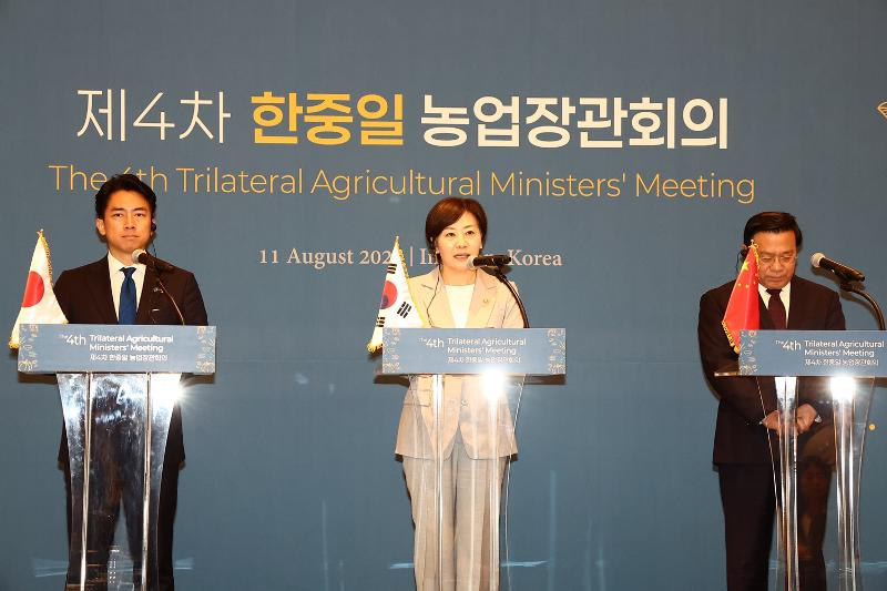 ▲ 송미령 농림축산식품부 장관(가운데), 고이즈미 신지로 일본 농림수산성 대신(왼쪽), 한쥔 중국 농업농촌부 부장이 11일 인천 파라다이스 호텔에서 열린 ‘제4차 한일중 농업장관회의’를 마친 뒤 회의 결과를 설명하고 있다. Bà Song Mi-ryeong – Bộ trưởng Bộ Nông – Lâm – Ngư nghiệp Hàn Quốc (giữa), ông Koizumi Shinjiro – Bộ trưởng Bộ Nông – Lâm – Thủy sản Nhật Bản (trái), và ông Han Jun – Bộ trưởng Bộ Nông nghiệp & Nông thôn Trung Quốc, đang thông báo kết quả sau cuộc họp “Hội nghị Bộ trưởng Nông nghiệp Hàn – Nhật – Trung lần thứ 4” tổ chức tại khách sạn Paradise, Incheon, ngày 11. (Nguồn: Bộ Nông – Lâm – Ngư nghiệp Hàn Quốc - 농림축산식품부)