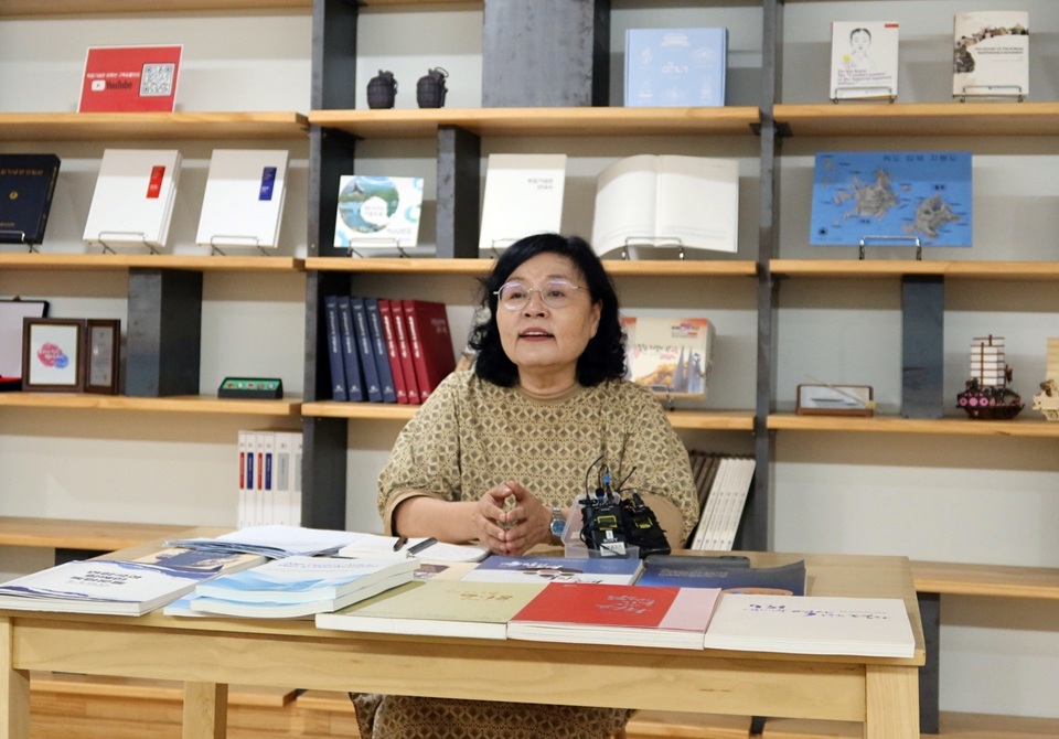 ▲ 이명화 독립기념관 한국독립운동사연구소장이 8일 충남 천안 독립기념관에서 기자들과 만나 질문에 답하고 있다. Bà Lee Myung-hwa - Giám đốc Viện Nghiên cứu Phong trào Độc lập Hàn Quốc đã trả lời giới báo chí tại Hội trường Độc lập Hàn Quốc, thành phố Cheonan, tỉnh Chungcheongnam-do vào ngày 8/8/2025. (Ảnh: Charles Audouin / Korea.net - 샤를 오두앙 기자 caudouin@korea.kr)