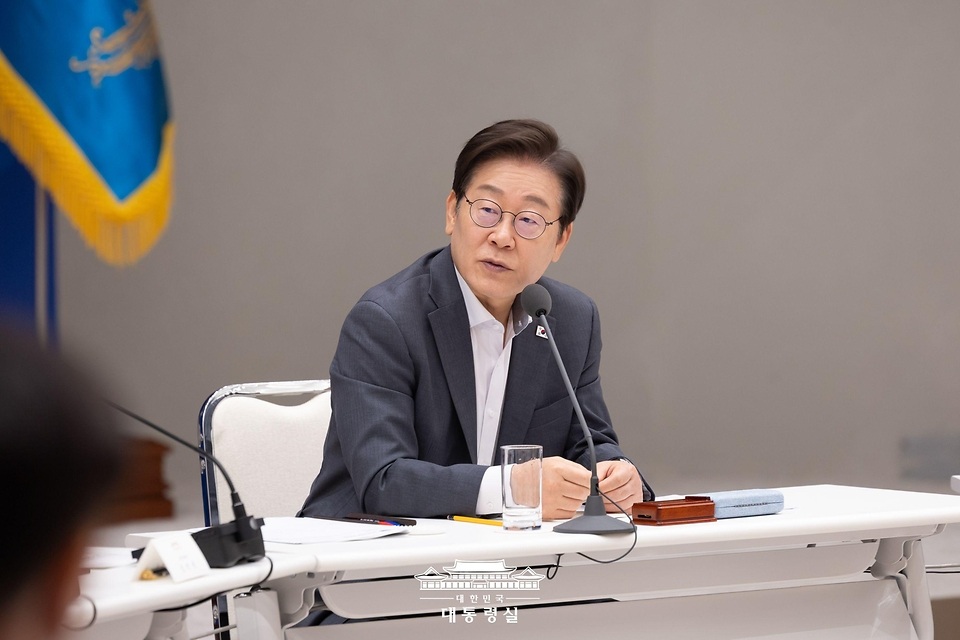 ▲ 이재명 대통령 초청으로 또 럼 베트남 당서기장이 10일부터 13일까지 한국을 국빈 방문한다. 사진은 지난 1일 이 대통령이 서울 용산 대통령실 청사에서 시·도지사 간담회를 하고 있는 모습. Tổng thống Hàn Quốc Lee Jae Myung trong buổi tọa đàm với các thị trưởng và thống đốc chính quyền địa phương, diễn ra ở trụ sở chính của Văn phòng Tổng thống Hàn Quốc, quận Yongsan-gu, thủ đô Seoul vào ngày 1/8/2025. (Ảnh: 대한민국 대통령실)