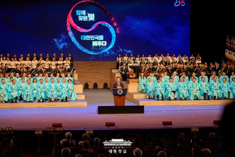 ▲이재명 대통령이 15일 서울 종로구 세종문화회관에서 열린 제80주년 광복절 경축식에서 경축사를 하고 있다. Tổng thống Hàn Quốc Lee Jae Myung đã có bài phát biểu trong lễ kỷ niệm 80 năm Gwangbokjeol (Ngày Giải phóng) diễn ra ở Trung tâm biểu diễn nghệ thuật Sejong, quận Jongno-gu, thành phố Seoul vào ngày 15/8/2025. (Ảnh: Văn phòng Tổng thống Hàn Quốc - 대한민국 대통령실)