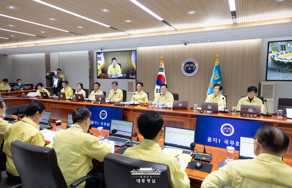 ▲ 이재명 대통령이 18일 서울 용산 대통령실 청사에서 열린 을지 국무회의를 주재하고 있다. Tổng thống Hàn Quốc Lee Jae Myung đã chủ trì cuộc họp nội các lần thứ nhất về cuộc tập trận chung Lá chắn Tự do Ulchi ở trụ sở chính của Văn phòng Tổng thống Hàn Quốc, quận Yongsan-gu, thành phố Seoul vào ngày 18/8/2025. (Ảnh: Văn phòng Tổng thống Hàn Quốc - 대한민국 대통령실)