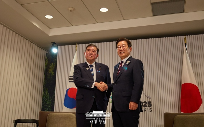 ▲ 이재명 대통령(오른쪽)이 지난 6월 17일(현지 시간) 캐나다 앨버타주 카나나스키스 주요 7개국(G7) 정상회의장에서 열린 한일 정상회담에서 이시바 시게루 일본 총리와 악수하며 기념 촬영을 하고 있다. Tổng thống Hàn Quốc Lee Jae Myung (bên phải) chụp ảnh kỷ niệm cùng Thủ tướng Nhật Bản Ishiba Shigeru tại Hội nghị thượng đỉnh Nhóm các nước công nghiệp phát triển (G7) diễn ra ở tỉnh Alberta, Canada vào tháng 6/2025. (Ảnh: Văn phòng Tổng thống Hàn Quốc - 대한민국 대통령실)