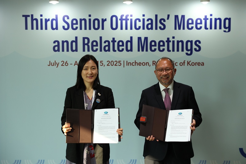 ▲이지윤 APEC 고위 관리와 에두아르도 페드로사 APEC 사무국장이 APEC 미래 번영 기금 설립을 위한 양해 각서를 체결한 뒤 기념 촬영을 하고 있다. Bà Lee Ji-yoon, quan chức cấp cao APEC, và ông Eduardo Pedrosa, Tổng thư ký Ban Thư ký APEC, chụp ảnh kỷ niệm sau khi ký biên bản ghi nhớ về việc thành lập Quỹ Thịnh vượng cho Thế hệ Tương lai của APEC. (Bộ Ngoại giao - 외교부)
