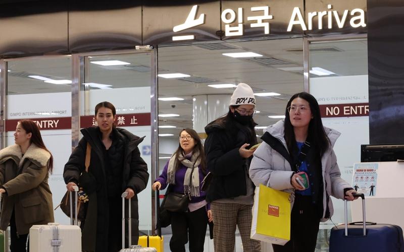 ▲ 정부가 내달 말부터 중국인 단체관광객의 무비자 입국을 한시적으로 허용하기로 했다. 사진은 지난해 12월 27일 김포국제공항을 통해 중국인 관광객들이 입국하는 모습. Hình ảnh chụp các hành khách từ Trung Quốc nhập cảnh vào Hàn Quốc qua Sân bay Quốc tế Gimpo ở quận Gangseo-gu, thành phố Seoul vào ngày 27/12/2024. (Ảnh: Yonhap News - 연합뉴스)