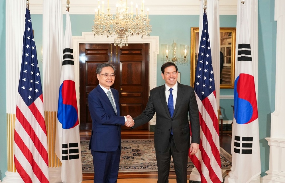 ▲ 조현(왼쪽) 외교부 장관이 지난달 31일(현지 시간) 미국 워싱턴DC 국무부 청사에서 마르코 루비오 미국 국무장관과 악수하고 있다. Bộ trưởng Ngoại giao Cho Hyun (trái) bắt tay Bộ trưởng Ngoại giao Hoa Kỳ Marco Rubio tại trụ sở Bộ Ngoại giao Hoa Kỳ, Washington DC vào ngày 31 tháng trước (giờ địa phương). (Nguồn: Bộ Ngoại giao - 외교부)