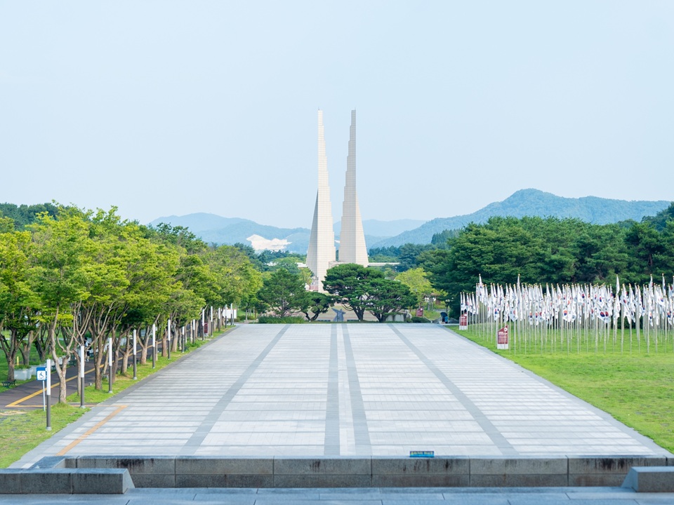 ▲ 충남 천안 독립기념관 상징 겨레의 탑. 영원한 민족의 기상과 자주, 독립을 향한 의지를 담고 있다. 높이는 51m. Tòa tháp cao 51 mét này tại Hội trường Độc lập Hàn Quốc ở thành phố Cheonan, tỉnh Chungcheongnam-do, tượng trưng cho tinh thần bất diệt và cam kết của quốc gia đối với nền độc lập và tự chủ vững mạnh. (Ảnh: Bộ Văn hóa, Thể thao và Du lịch Hàn Quốc - 문화체육관광부)