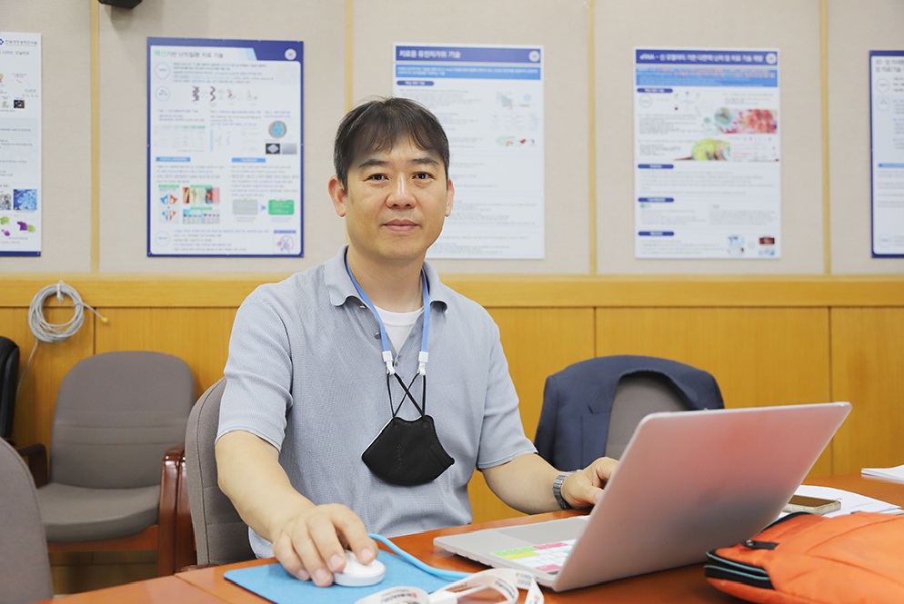 ▲ 한국생명공학연구원 미래형동물자원센터 김선욱 박사. Tiến sĩ Kim Sun Wook – Trung tâm Tài nguyên Động vật Tương lai, Viện Công nghệ Sinh học Hàn Quốc. Ảnh: Viện Công nghệ Sinh học Hàn Quốc- 한국생명공학연구원