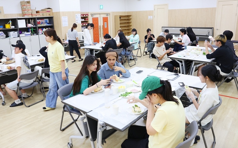 ▲ 11일 서울 영등포구 서울시글로벌청소년교육센터 강당에 열린 '세계시민교육 – 베트남 편' 특강에 참여한 청소년들이 베트남 전통음식인 반미를 만들고 있다. Những thanh thiếu niên tham dự lớp học “Giáo dục công dân thế giới - Việt Nam” đã tự tay làm món bánh mì kẹp Việt Nam tại Trụ sở Trung tâm Giáo dục Thanh thiếu niên Toàn cầu Seoul, quận Yeongdeungpo-gu, thành phố Seoul vào ngày 11/9/2025. (Ảnh: Lee Jeong Woo / Korea.net)