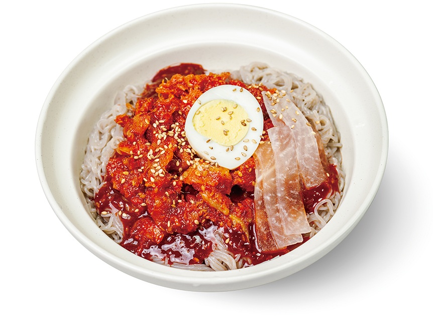 📸 Myeongtaesikhae (cá minh thái muối lên men) ăn kèm bibimnaengmyeon (mì kiều mạch cay). © TongRo Images Inc.