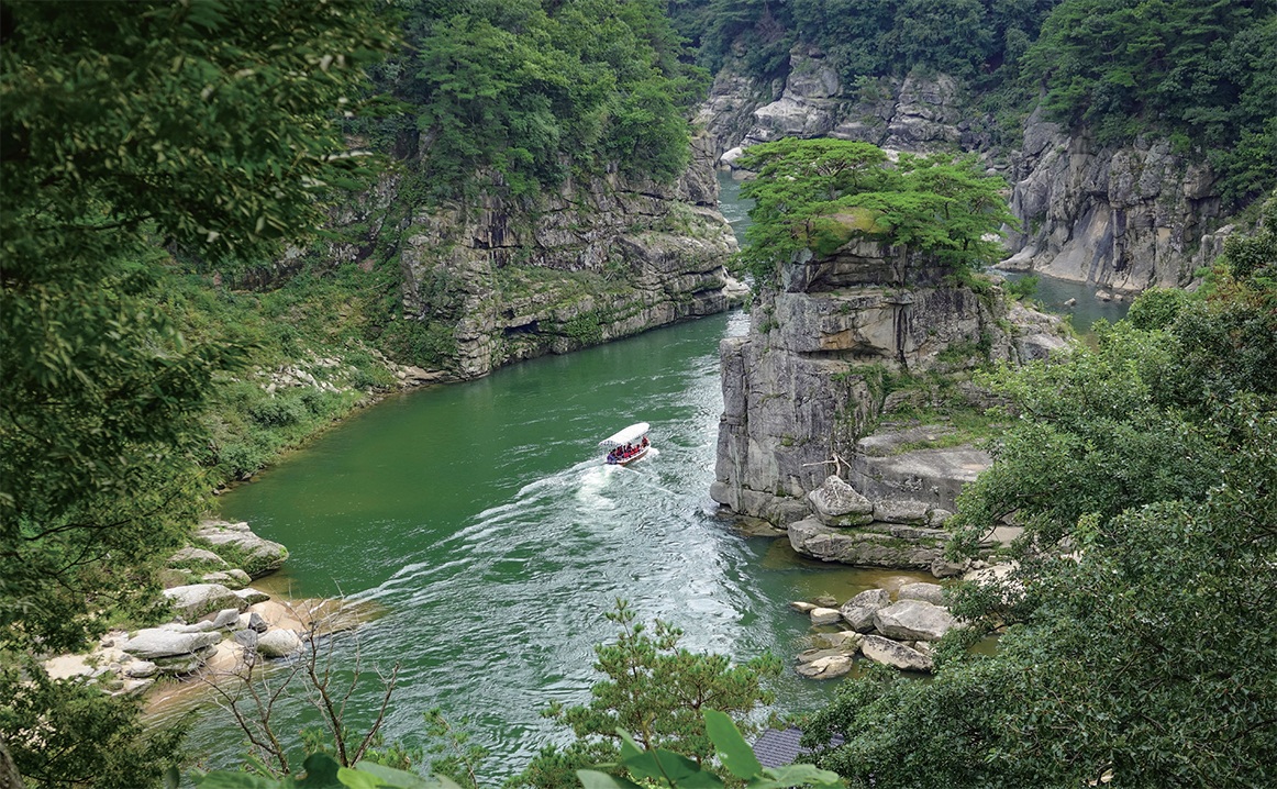 Tại Goseokjeong, du khách có thể đi thuyền và ngước nhìn những cột đá bazan từ dưới mặt nước. © Gettyimages Korea.