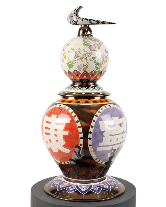 Prayer I, ceramic, decal, gold, motor, 40×40×88(h) cm, 2010