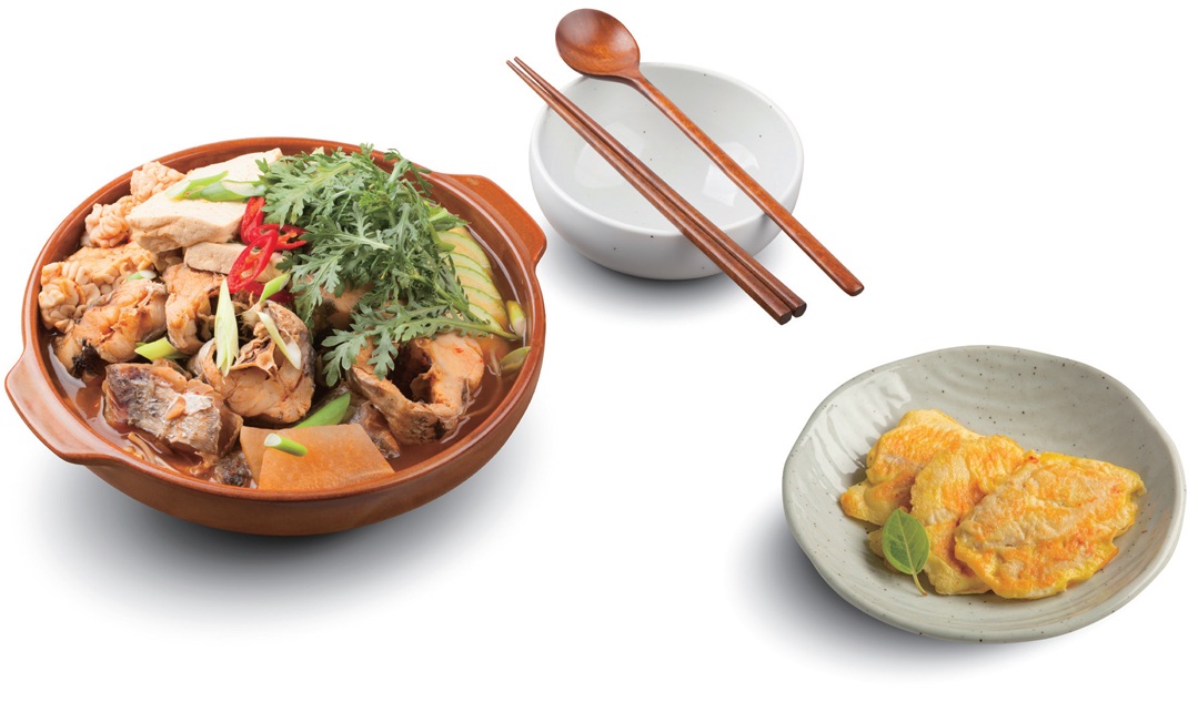 📸 (Trái) Saengtaejjigae – canh cá minh thái tươi. © TongRo Images Inc.
📸 (Phải) Myeongtaejeon – cá minh thái tẩm bột trứng, chiên vàng. © TongRo Images Inc.