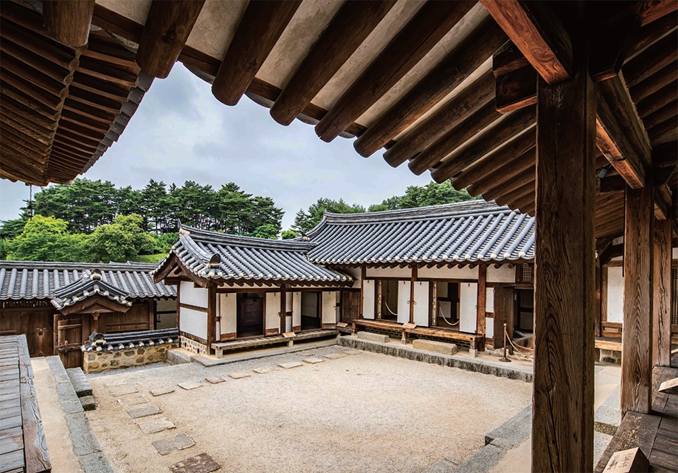 📸 Seongyojang House, Gangneung, tỉnh Gangwon – ngôi nhà của một vị quan cao cấp triều Joseon. Gian anchae (khu vực dành cho phụ nữ) được xây dựng vào đầu thế kỷ 18 bởi Yi Nae-beon.