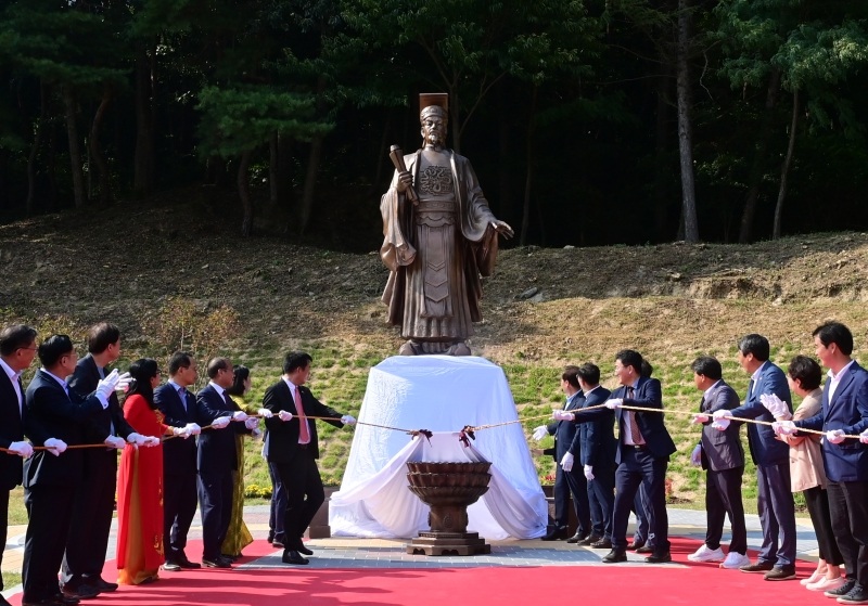 ▲ ‘한국-베트남 글로벌 교류 행사’가 경북 봉화군 봉성면 충효당 일원에서 지난달 24일 열렸다. 이날 베트남 최초 통일 왕조를 세운 ‘리(李, Ly) 태조’ (리 꽁 우언, 974~1028) 동상이 제막됐다. Lễ khánh thành tượng đài vua Lý Thái Tổ (974-1028) đã được tổ chức trong sự kiện “Giao lưu toàn cầu Việt Nam - Hàn Quốc” diễn ra ở thị trấn Bongseong-myeon, quận Bonghwa-gun (tỉnh Gyeongsangbuk-do) vào ngày 24/8/2025. (Ảnh: Chính quyền quận Bonghwa-gun - 봉화군)