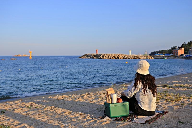 ▲ 강원도 고성군엔 아직 널리 알려지지 않은 해변이 많다. 오롯이 나만의 시간을 보내기에 제격이다. Ở huyện Goseong-gun của tỉnh Gangwon-do có nhiều bãi biển còn khá ít người biết đến, phù hợp với những du khách muốn có thời gian một mình nạp lại năng lượng và cơ hội quay về nội tâm. (Ảnh: Tổng cục Du lịch Hàn Quốc)