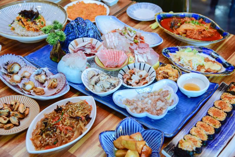 ▲ 경남 통영에서만 즐길 수 있는 다찌 상차림. 남해 바다에서 갓 잡은 다양한 해산물로 식탁이 풍성하다. Chỉ có ở thành phố Tongyeong của tỉnh Gyeongsangnam-do, “Dajji” là văn hóa thưởng thức bữa ăn hải sản thịnh soạn cùng các loại đồ uống có cồn. (Ảnh: Tổng cục Du lịch Hàn Quốc)