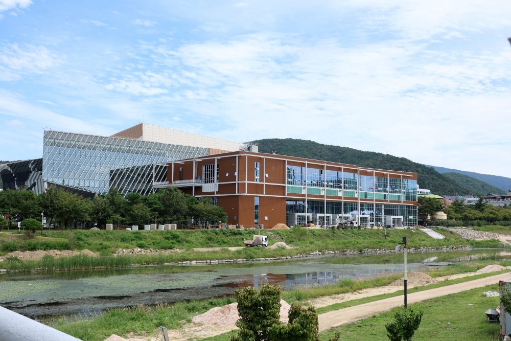 ▲ 경북 경주 화백컨벤션센터(HICO) 옆에 들어서는 APEC 정상회의 국제미디어센터 전경. 행사 후에는 화백컨벤션센터와 연결 통로를 설치해 활용도를 높일 계획이다. Trung tâm truyền thông quốc tế (IMC) nằm cạnh Trung tâm Hội nghị Quốc tế Hwabaek (HICO), thành phố Gyeongju, tỉnh Gyeongsangbuk-do. (Ảnh: Yonhap News)