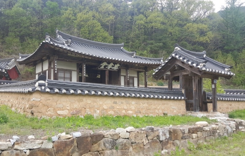 ▲ 경북 봉화군 봉성면 창평리에 있는 충효당. 임진왜란 당시 왜적에 대항해 싸우다 전사한 화산 이씨 13대손 이장발(1574~1592)의 충효 정신을 기리기 위해 세웠다. Đền thờ Chunghyodang (Trung Hiếu Đường) nằm ở làng Changpyeong-ri, thị trấn Bongseong-myeon, quận Bonghwa-gun, tỉnh Gyeongsangbuk-do. Đây là nơi tôn vinh lòng trung thành và hiếu thảo của Lee Jang-bal (1574-1592), hậu duệ đời thứ 13 của dòng họ Lý Hoa Sơn, người đã hy sinh trong trận chiến Mungyeong trong thời kỳ chiến tranh Imjin (Imjin Waeran, 1592-1598). (Ảnh: Chính quyền tỉnh Gyeongsangbuk-do - 경상북도)