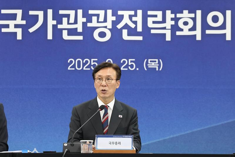 ▲ 김민석 국무총리가 25일 서울 중구 한국관광공사 하이커그라운드에서 ‘제10차 국가관광전략회의’를 주재하고 있다. Thủ tướng Hàn Quốc Kim Min-seok đã chủ trì Hội nghị chiến lược du lịch quốc gia lần thứ 10 tại tòa nhà HiKR Ground ở quận Jung-gu, thành phố Seoul vào ngày 25/9/2025. (Ảnh: Văn phòng Thủ tướng Hàn Quốc - 국무조정실 국무총리비서실)