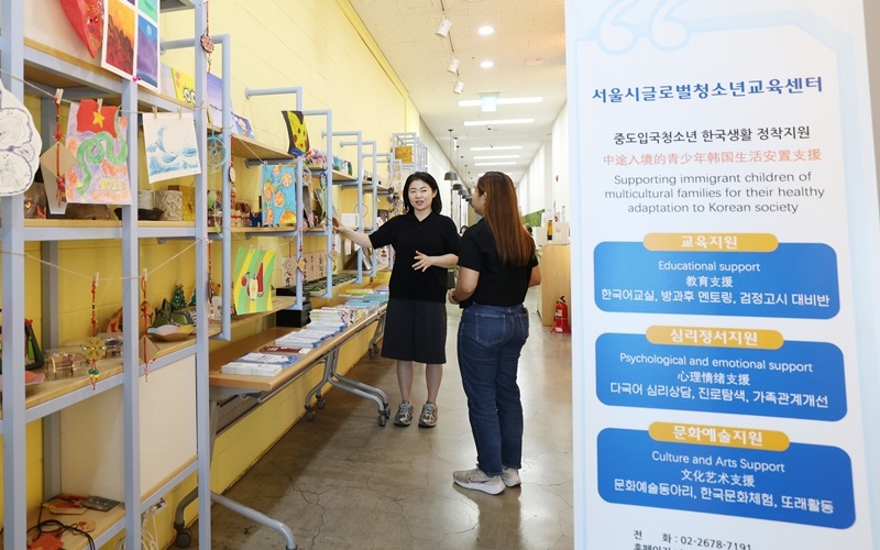 ▲ 신혜영 서울시글로벌청소년교육센터 센터장이 11일 서울 영등포구 서울시글로벌청소년교육센터에서 중도입국 청소년들이 동아리 활동을 하면서 만든 작품을 소개하고 있다. Giám đốc Trung tâm Giáo dục Thanh thiếu niên Toàn cầu Seoul bà Shin Hye Young đã giới thiệu các tác phẩm do những thanh thiếu niên nhập cư Hàn Quốc làm trong các hoạt động câu lạc bộ. (Ảnh: Lee Jeong Woo / Korea.net)