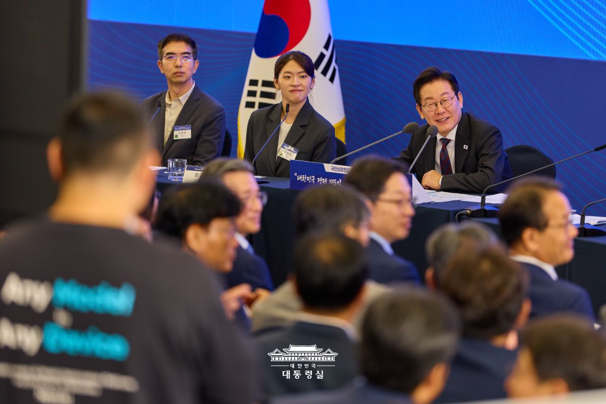 ▲ 이재명 대통령(오른쪽)이 10일 서울 마포구 프론트원에서 열린 '국민성장펀드 국민보고대회'에서 참석자의 발언을 듣고 있다. Tổng thống Hàn Quốc Lee Jae Myung (bên phải) trong buổi báo cáo về Quỹ Tăng trưởng Quốc gia diễn ra ở tòa nhà FRONT1, quận Mapo-gu, thành phố Seoul vào ngày 10/9/2025. (Ảnh: Văn phòng Tổng thống Hàn Quốc - 대한민국 대통령실)