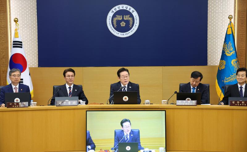 ▲ 정부가 앞으로 5년간 추진할 국정과제 123건이 16일 확정됐다. 사진은 이재명 대통령(왼쪽 세번째)이 16일 정부세종청사에서 국무회의를 주재하는 모습. Tổng thống Hàn Quốc Lee Jae Myung trong cuộc họp nội các lần thứ 42 diễn ra tại Khu phức hợp chính phủ, thành phố Sejong vào ngày 16/9/2025. (Ảnh: Yonhap News - 연합뉴스)