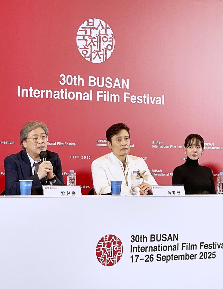▲ 제30회 부산국제영화제 개막작 ‘어쩔수가없다’ 기자회견이 17일 오후 부산 해운대구 영화의전당 중극장에서 열린 가운데 박찬욱 감독(왼쪽)이 취재진의 질문에 답하고 있다. Đạo diễn Park Chan-wook (bên trái) đang trả lời câu hỏi của phóng viên trong buổi họp báo phim “No Other Choice” - tác phẩm khai mạc Liên hoan Phim Quốc tế Busan lần thứ 30, diễn ra chiều ngày 17/9 tại Medium Hall thuộc Trung tâm Điện ảnh Busan ở quận Haeundae. (Ảnh: Xu Aiying / Korea.net)