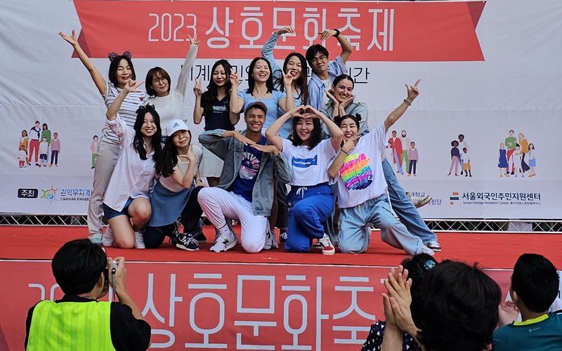 ▲ '케이팝 댄스 수업' 수료자들이 지난 2023년 관악구 상호문화축제 무대에 오른 모습. Các học viên tham gia lớp học nhảy K-pop tại Trung tâm Cư dân nước ngoài Seoul đã có màn trình diễn tại Lễ hội liên văn hóa Gwanak 2023. (Ảnh: Trung tâm Cư dân nước ngoài Seoul - 서울외국인주민센터)