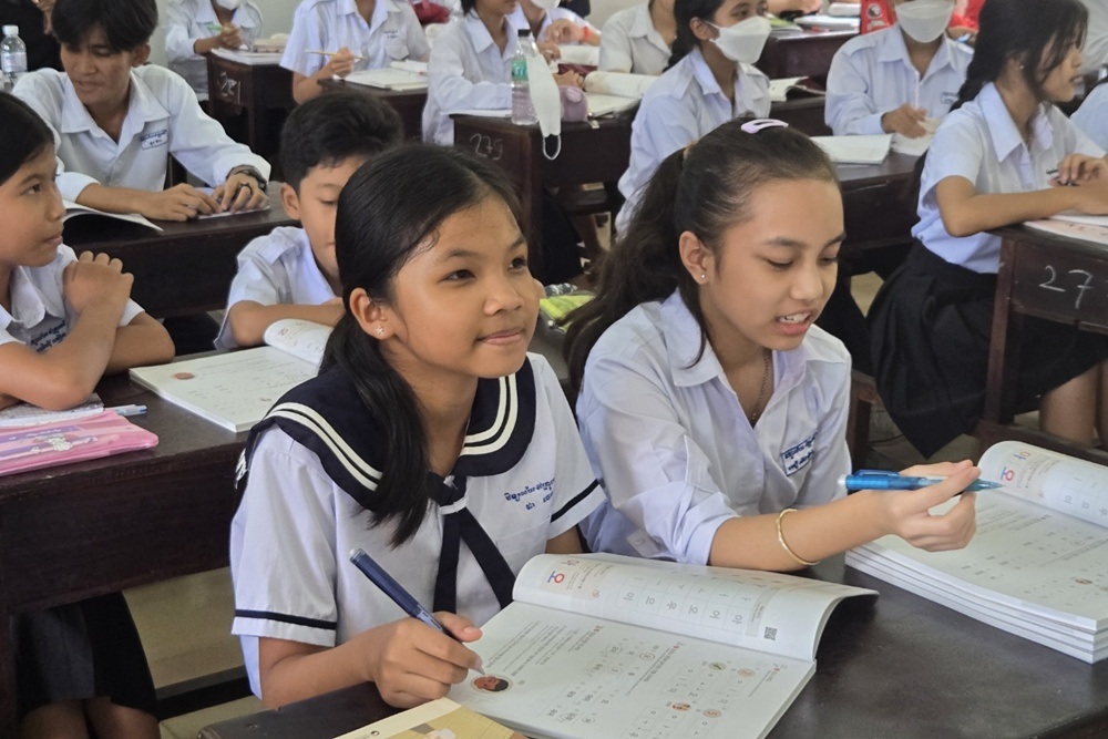 ▲ 학교에서 한국어를 배우고 있는 캄보디아 학생들. Các học sinh Campuchia học tiếng Hàn tại trường học. (Ảnh: Bộ Giáo dục Hàn Quốc, Quỹ Giáo dục Quốc tế Hàn Quốc - 교육부·국제한국어교육재단)