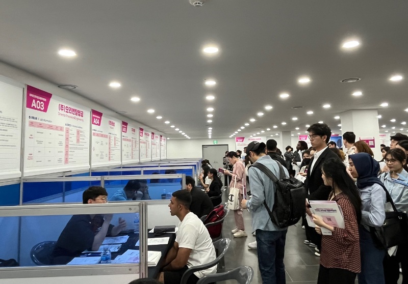 ▲ 한국 중소기업의 94%가 저출산·고령화로 인한 구조적인 인력난 해소를 위해 외국인 근로자를 고용하고 있는 것으로 나타났다. 사진은 지난해 5월 부산시 해운대구 영화의 전당에서 열린 '2024 외국인 유학생 채용박람회'. Hội chợ việc làm dành cho sinh viên quốc tế năm 2024 đã diễn ra ở Trung tâm Điện ảnh Busan, quân Haeundae-gu, thành phố Busan vào tháng 5/2024. (Ảnh: Quỹ thành phố toàn cầu Busan - 부산글로벌도시재단)