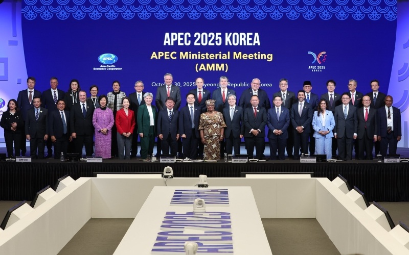 ▲ 2025 아시아태평양경제협력체(APEC) 21개 회원 외교·통상 각료들이 30일 경북 경주시 경주화백컨벤션센터(HICO) 에서 열린 외교·통상 합동각료회의에서 기념 촬영을 하고 있다. Các đại biểu tham dự Hội nghị Bộ trưởng Ngoại giao và Thương mại APEC (AMM) đã chụp ảnh tập thể tại Trung tâm Hội nghị Quốc tế Hwabaek (HICO), thành phố Gyeongju, tỉnh Gyeongsangbuk-do vào ngày 30/10/2025. (Ảnh: Tài khoản flickr APEC 2025 KOREA - APEC 2025 KOREA 공식 플리커)