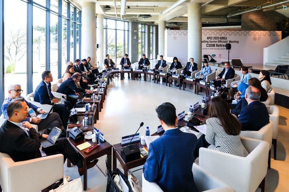 ▲ 2025 아시아태평양경제협력체(APEC) 최종고위관리회의(CSOM)가 경북 경주화백컨벤션센터(HICO)에서 27~28일 양일간 개최해 올해 APEC 의제를 최종 점검했다. Từ ngày 27-28/10, Hội nghị tổng kết các Quan chức cấp cao APEC (CSOM) đã được tổ chức tại Trung tâm Hội nghị Quốc tế Hwabaek (HICO), thành phố Gyeongju, tỉnh Gyeongsangbuk-do. (Ảnh: Bộ Ngoại giao Hàn Quốc)