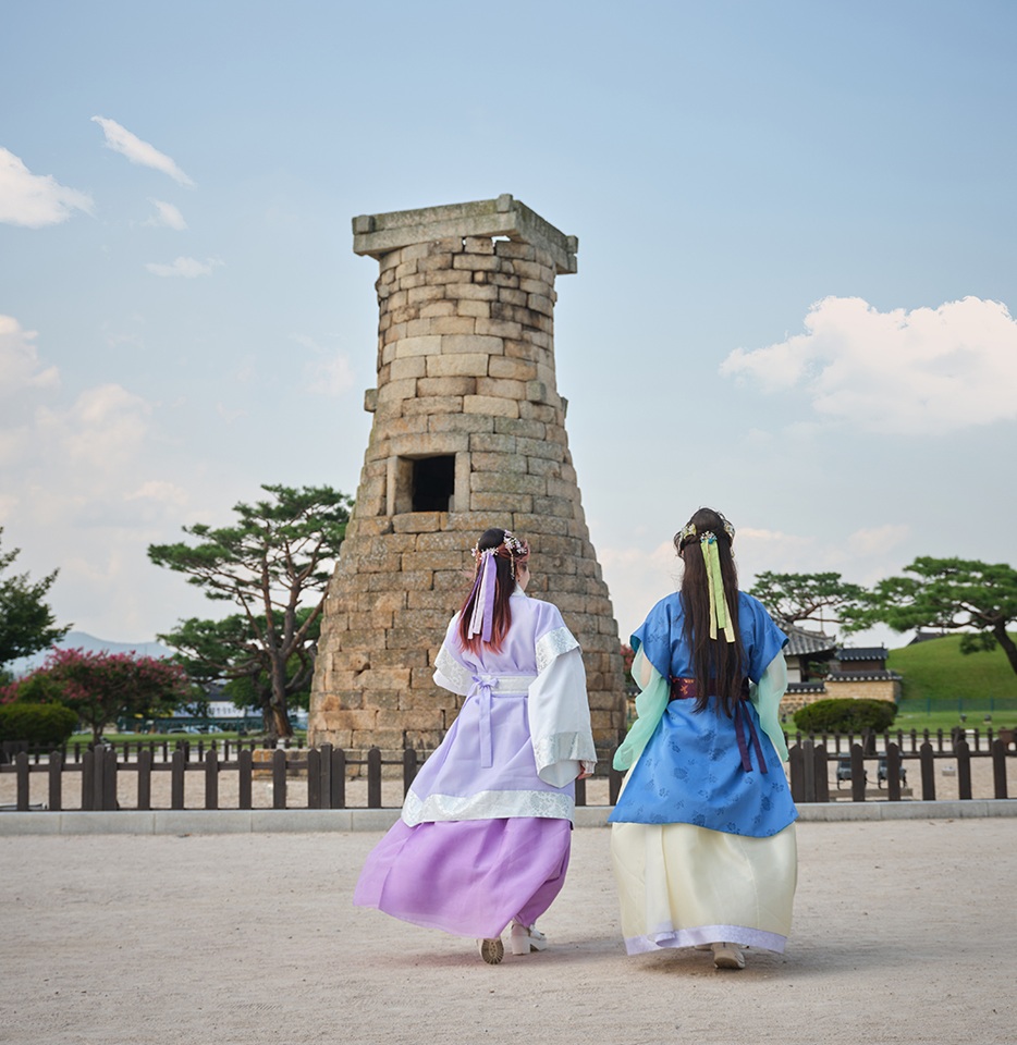 Đài quan sát Cheomseongdae là đài thiên văn có niên đại từ thời Silla, đồng thời cũng là một trong những điểm du lịch nổi tiếng nhất của Gyeongju.Tại đây, du khách có thể lắng nghe thuyết minh viên giới thiệu về lịch sử và cấu trúc của đài quan sát, hoặc thuê trang phục truyền thống thời Silla để chụp ảnh kỷ niệm.