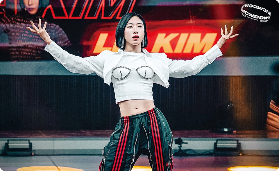 Dancer Lia Kim performs as a special guest judge on the breaking dance battle TV program ‘Showdown.’ Courtesy of JTBC
