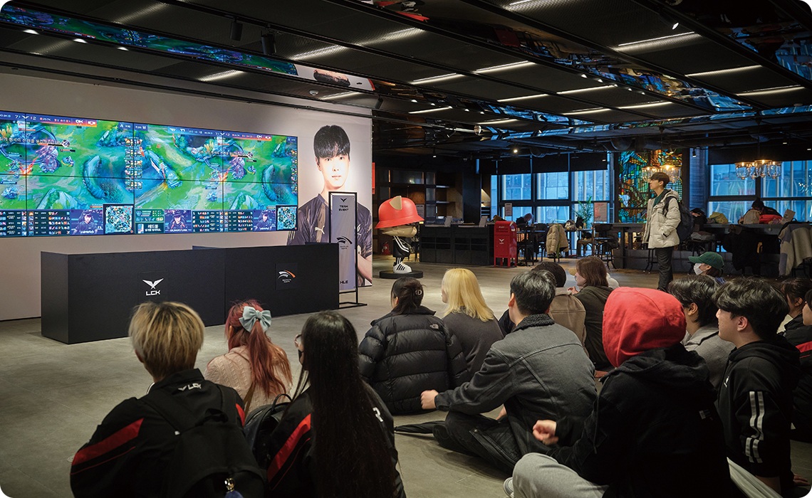 Nếu không đặt được vé vào xem trực tiếp, bạn vẫn có thể thưởng thức không khí trận đấu nhờ màn hình khổng lồ ngoài nhà thi đấu, phát sóng trực tiếp mọi diễn biến.