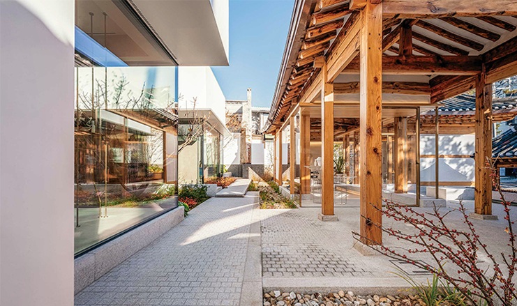 Gahoe-dong Duzip (The House of Sulhwasoo Bukchon), 2022 / © Kim Inchul.