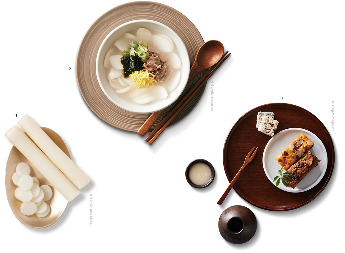 1️⃣ Garaetteok (bánh gạo hình thanh) – được làm bằng cách xay và hấp gạo, sau đó nặn thành thanh dài dẻo dai.2️⃣ Tteokguk (canh bánh gạo lát) – món canh truyền thống ăn vào dịp Năm Mới.3️⃣ Yaksik – món xôi ngọt trộn hạt dẻ, táo tàu và quả hạch, được dùng như món tráng miệng hoặc ăn nhẹ.