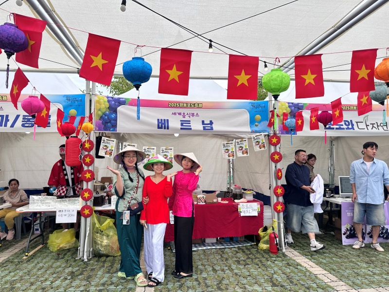 Giữa không khí lễ hội tưng bừng, tôi bắt gặp gian hàng của các chị em người Việt Nam từ Trung tâm Đa Văn hóa. Những nụ cười thân thiện, những món ăn đậm đà hương vị quê nhà đã khiến tôi cảm thấy ấm lòng. (Ảnh: Phạm Thị Mỹ Hạnh)